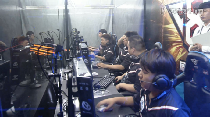 电竞世界杯官方确认：T1将BLG、TES、TL的战队秘钥放进奖杯