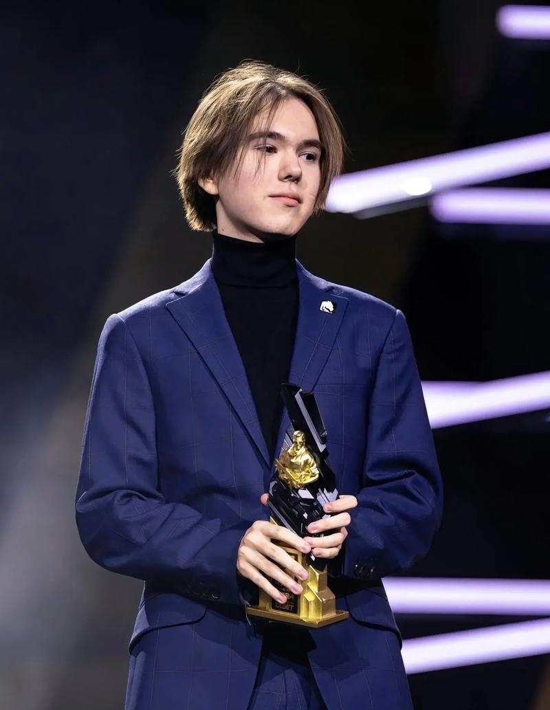 接替HUNDER，Heroic分析师Xizt在Major期间暂任主帅